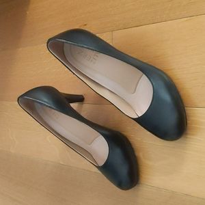 Naturalizer Black Pumps